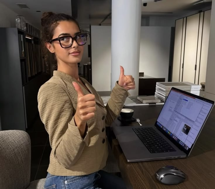 Étudiante en droit devant son ordinateur après avoir structuré une dissertation juridique